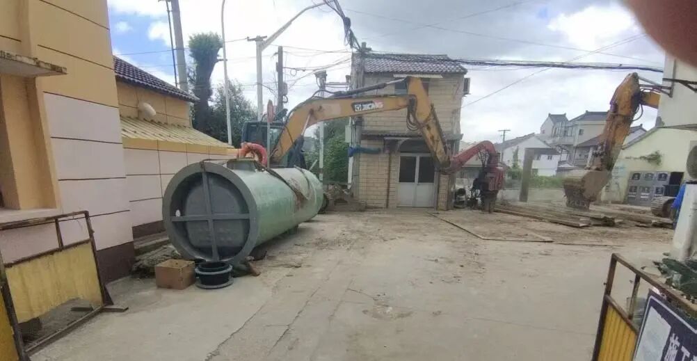 奉贤头桥北弄路污水纳管项目一体化预制泵站顺利安装就位